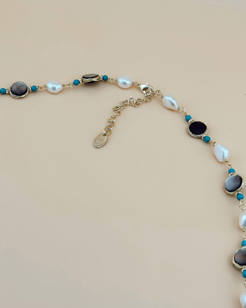 Колье из жемчуга, бирюзы и плоского перламутра