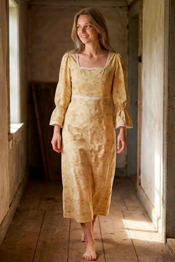 Платье с квадратным вырезом