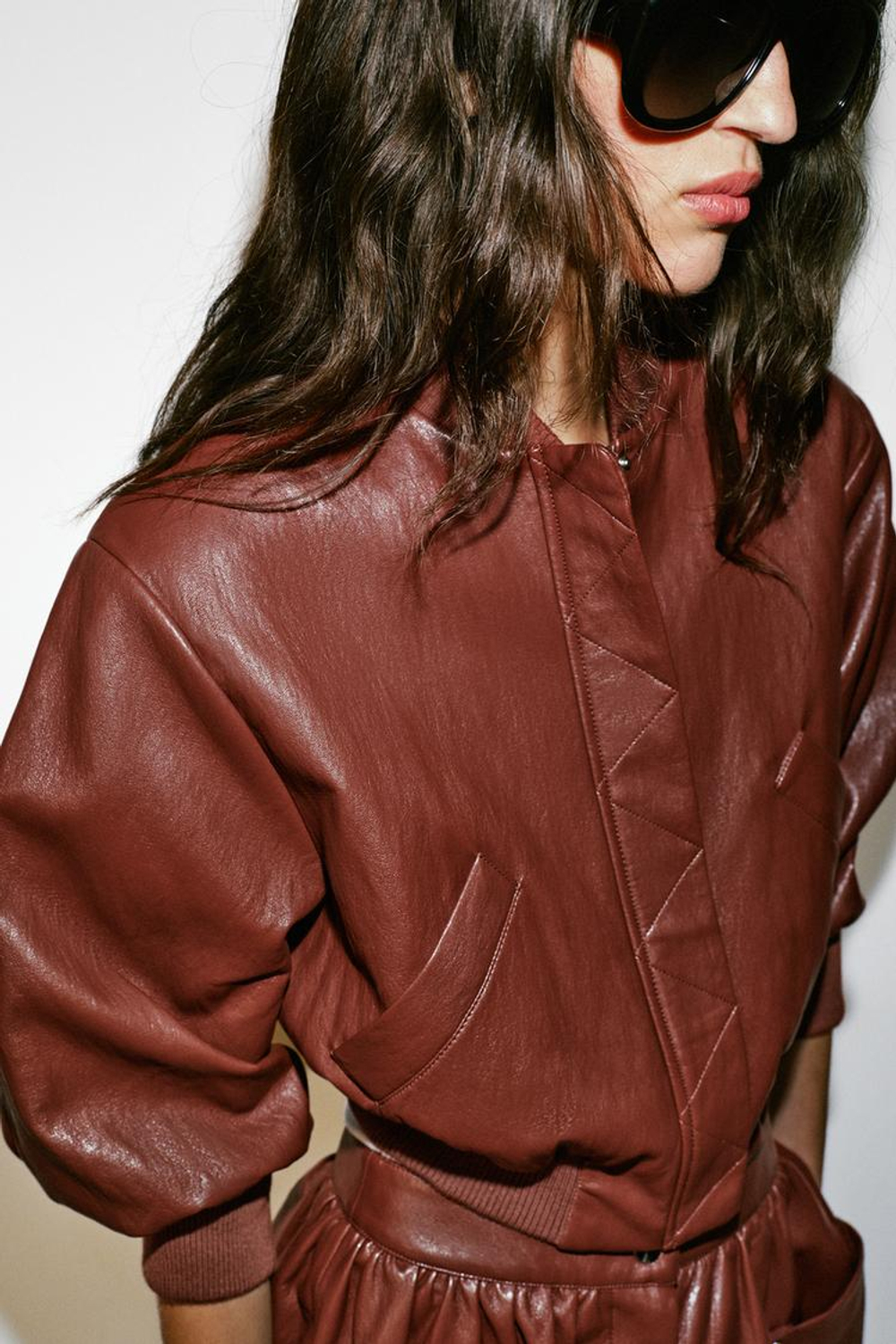 ZARA БОМБЕР ИЗ ИСКУССТВЕННОЙ КОЖИ С ПОДПЛЕЧНИКАМИ, ЧЕРЕПИЧНЫЙ