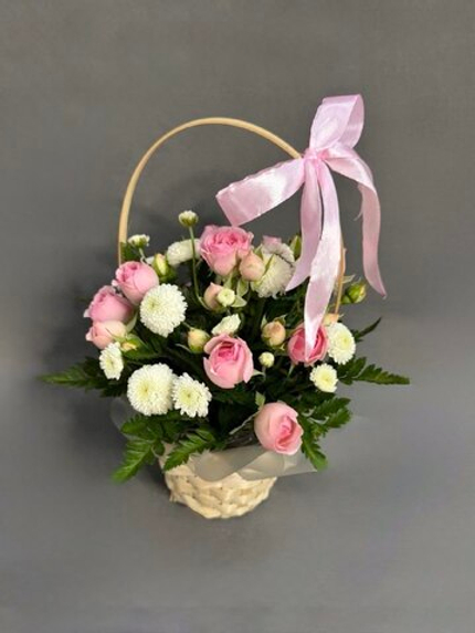 Корзина с розовыми кустовыми розами и хризантемами