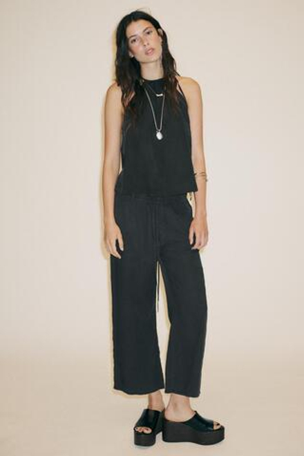 ZARA ТОП ИЗ СТРУЯЩЕЙСЯ ТКАНИ С ГОРЛОВИНОЙ ХАЛТЕР, ЧЕРНЫЙ