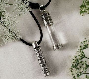 Агиасма. Бутылочка со святой водой  в комплекте с гайтаном.