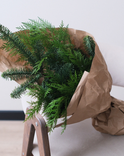 Зимняя хвойная охапка с нобилисом и туей