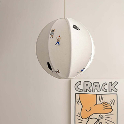 Нежный подвесной светильник в виде круглого абажура с минималистичными рисунками людей и деревьев.