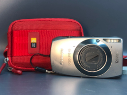 Canon Ixus 310 HS, слегка залипает шторка. Видны пылинки на фотографии