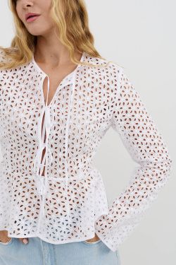 Блуза из шитья на завязках с баской белого цвета