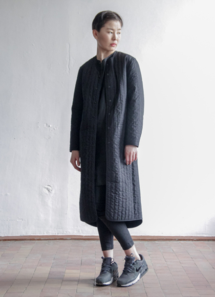 Черное стеганое пальто миди