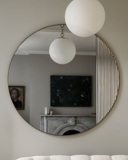 Круглое зеркало в раме “Нолан” – M