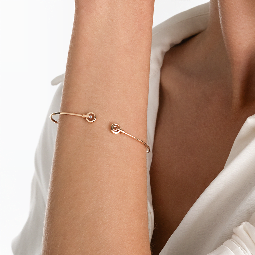 Браслет жесткий из красного золота с бриллиантом