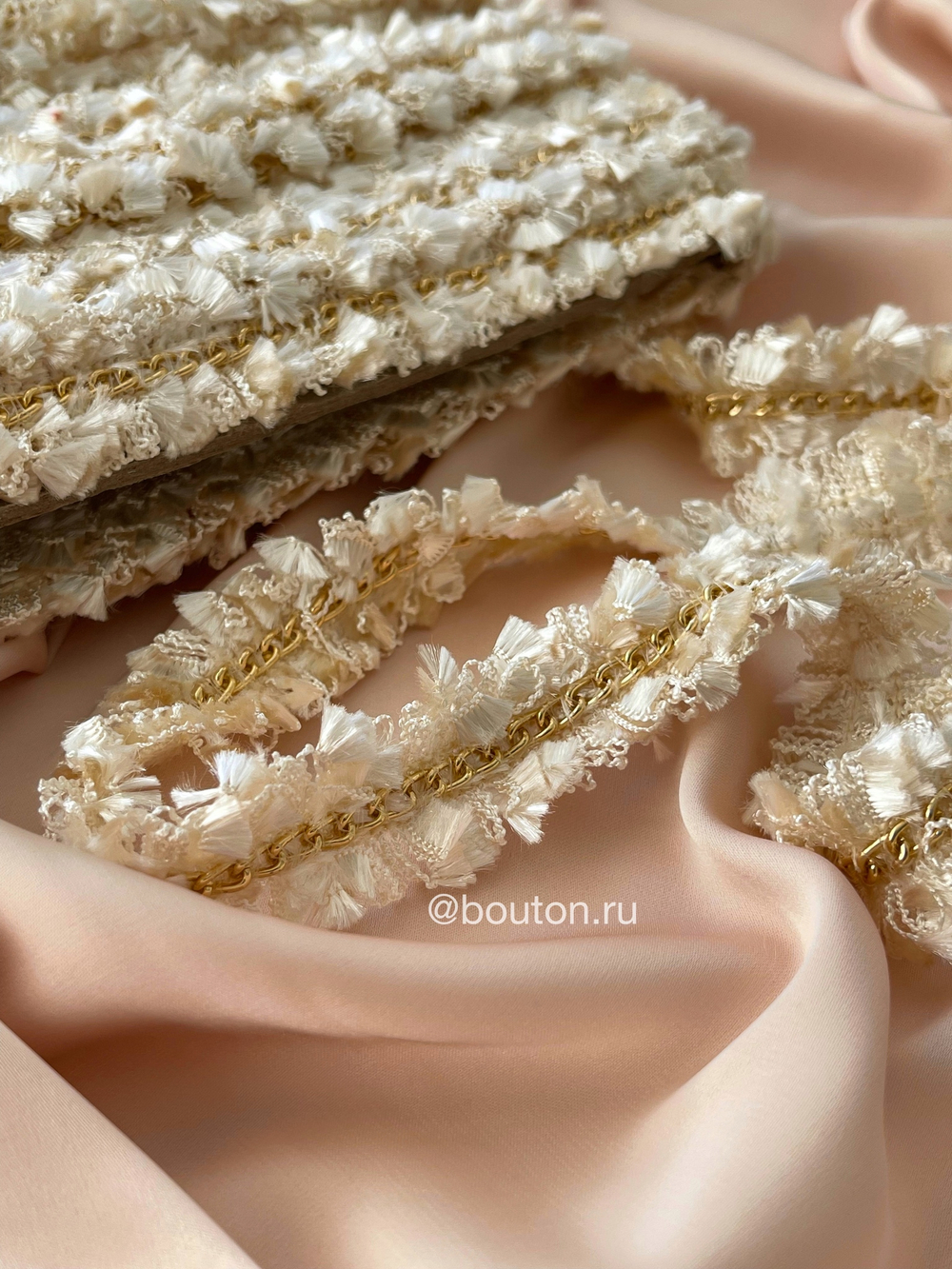 Тесьма твидовая бежевая с золотистой цепью