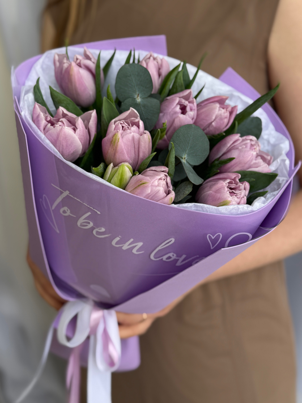 Роскошные пионовидные тюльпаны сиреневого оттенка в авторском оформлении от Флора Маркет