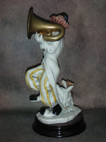 Статуэтка. Фарфор. Клоун с тубой. Capodimonte. Италия