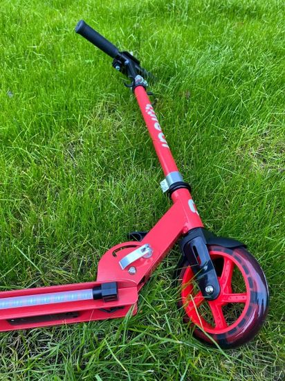 Складной двухколёсный самокат со светящимися колёсами и платформой Micar Flash 145 красный