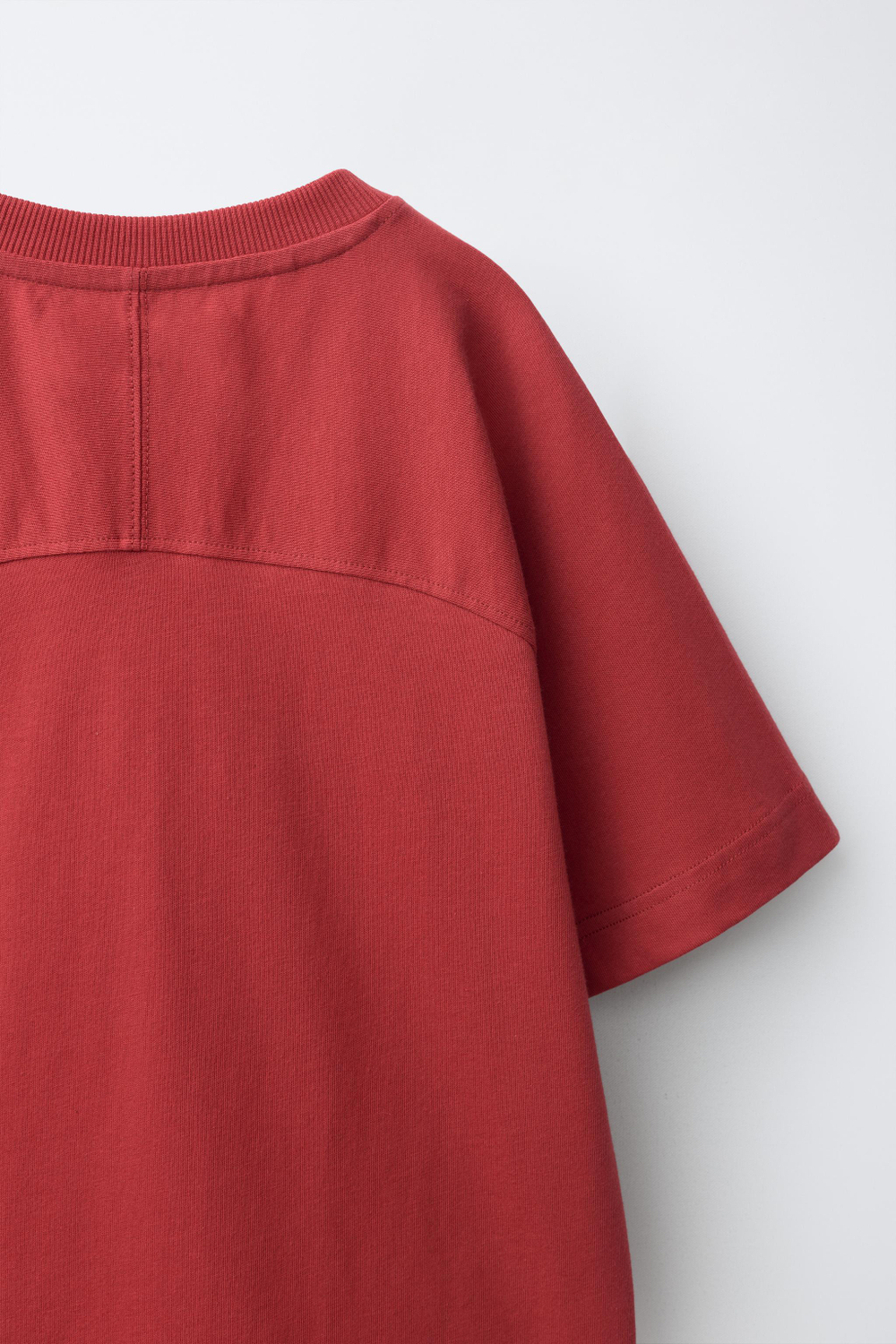 ZARA КОМПЛЕКТ ИЗ ФУТБОЛКИ И ШОРТОВ, МЯГКИЙ КРАСНЫЙ