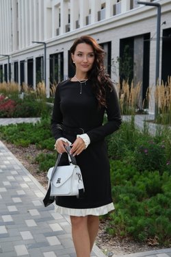 Платье-футляр черное из вискозы со съемной оборкой