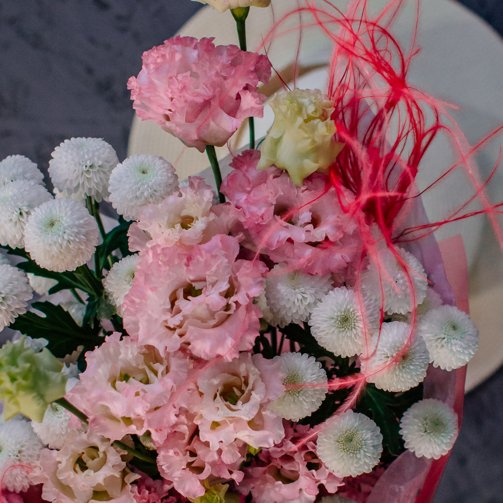 94. Яркий воздушный букет в нежных тонах с красными акцентами