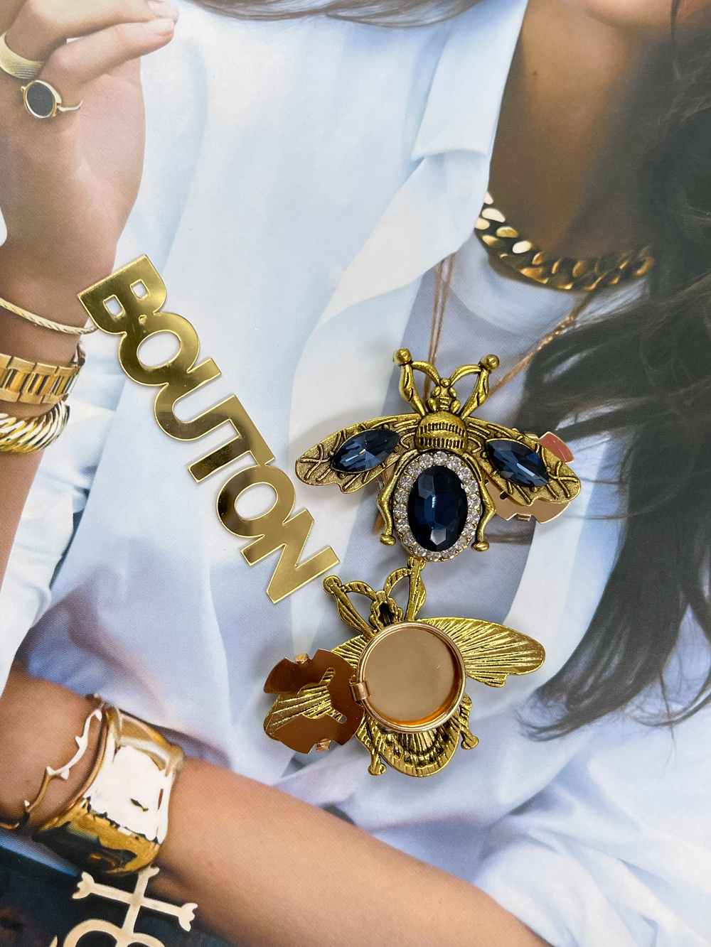 Накладка на пуговицу золотистая бронза "Жук" с синими стразами