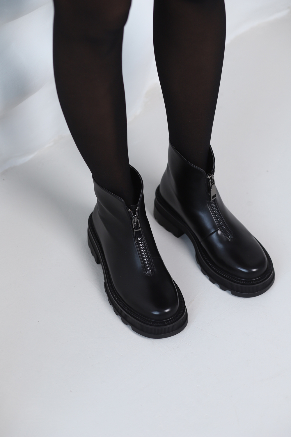 012 Ботинки короткие с замочком спереди черные AGL2