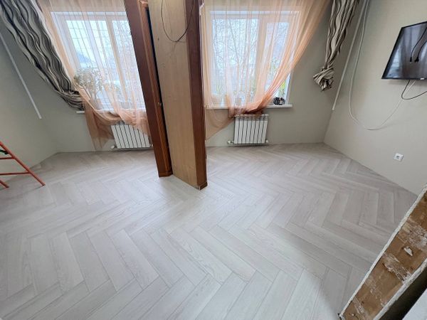 Замковый или клеевой кварц-винил: что лучше выбрать