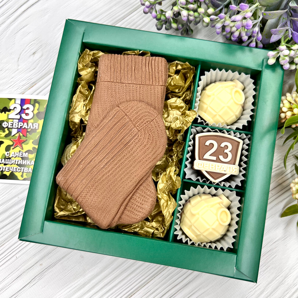 Шоколадный набор "23 февраля: носки и 3 конфеты ручной работы