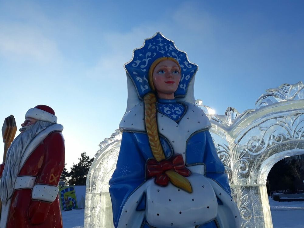 Большие фигуры "Дед Мороз и Снегурочка на подиуме"