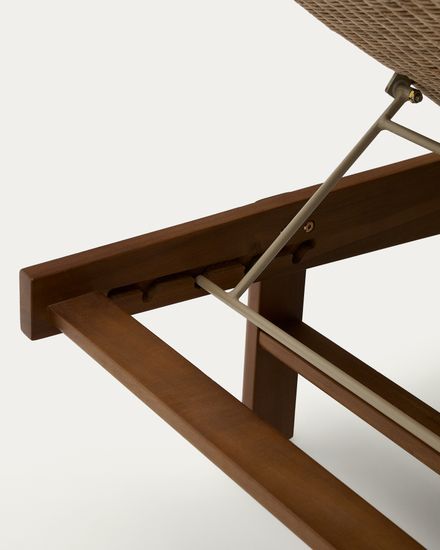 Шезлонг Itani из 100% массива акации и искусственного ротанга Испания La Forma