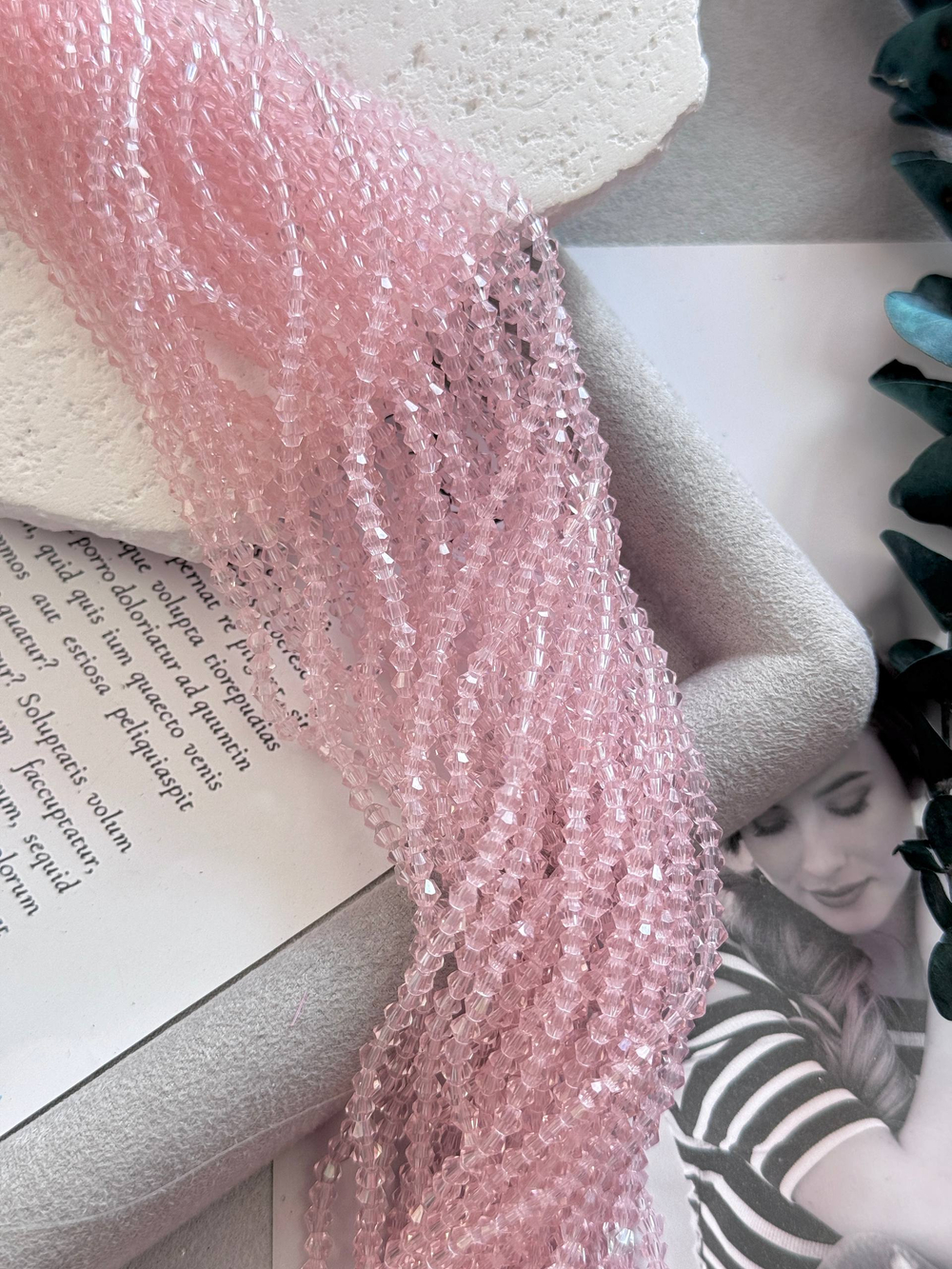 Биконусы 3 мм, розовый персик, нить 35 см