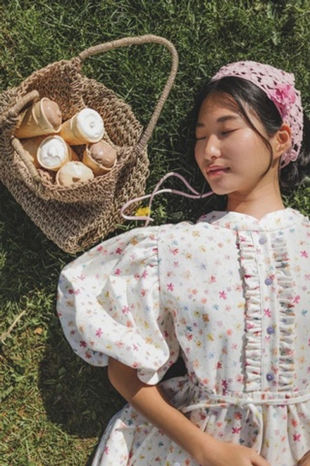 Платье с жабо и рукавами-фонариками из молочной джинсы в мелкий цветочек