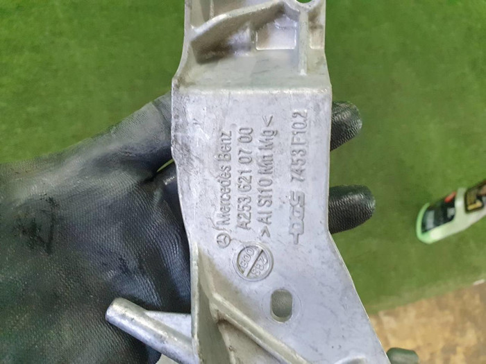 Кронштейн передней панели Mercedes GLC X253 15-22