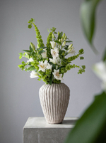 зеленый букет с белыми лилиями