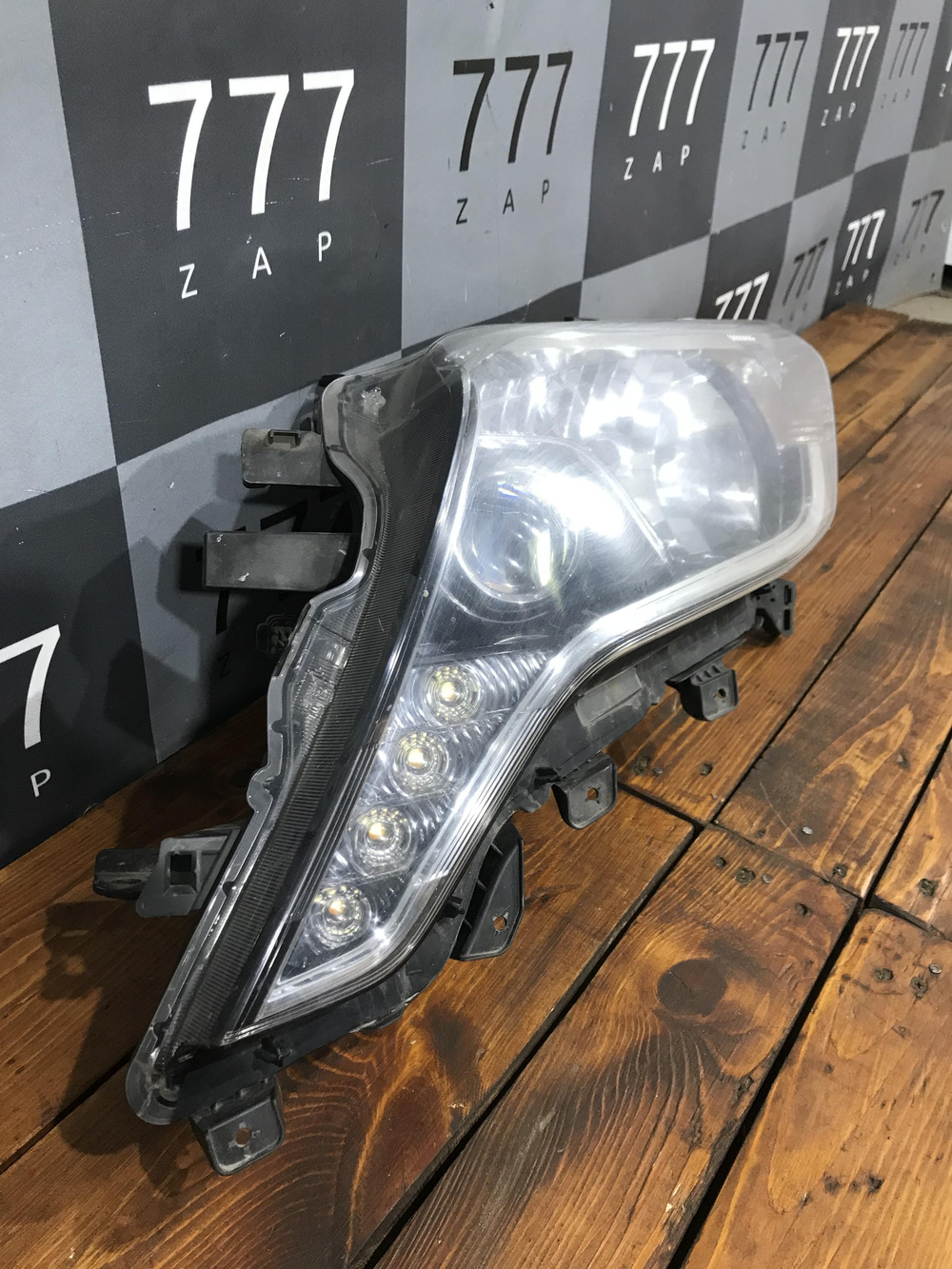 Фара левая LED Toyota Land Cruiser Prado 150 13-17 8118560J20