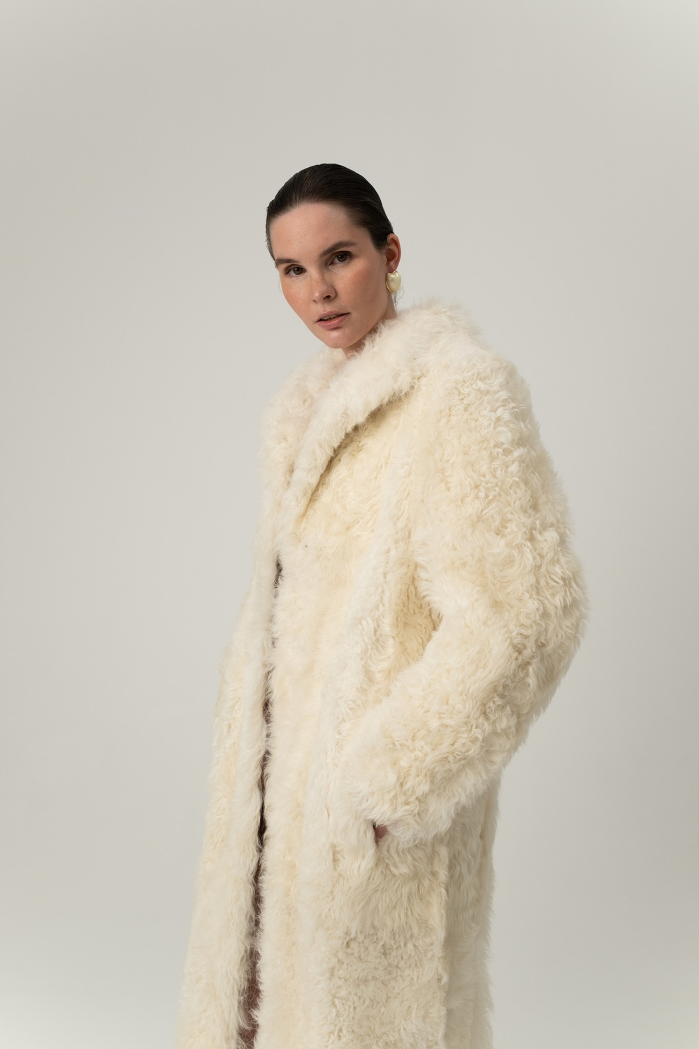 Длинная молочная шуба