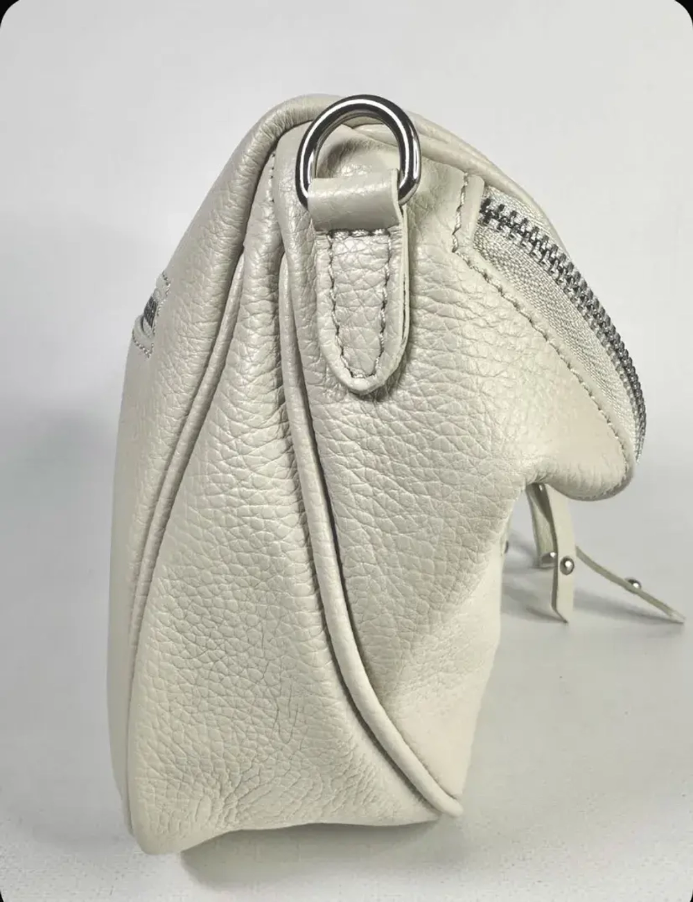 Женская кросс-боди сумка из натуральной кожи молочного цвета