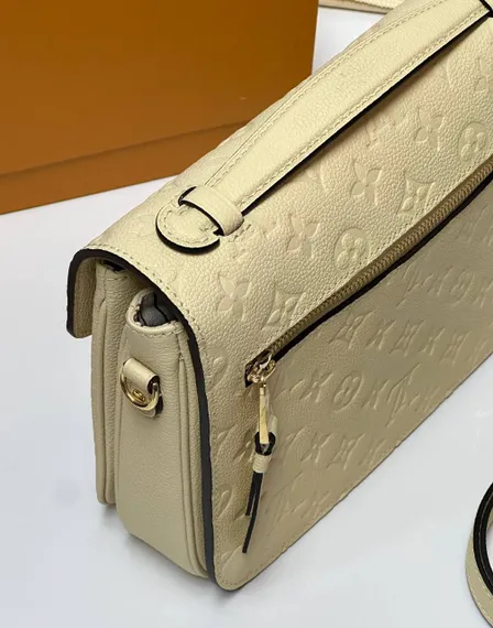 Сумка Louis Vuitton Pochette Metis кремовый