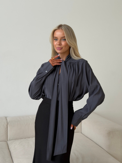 Блуза с бантом серый