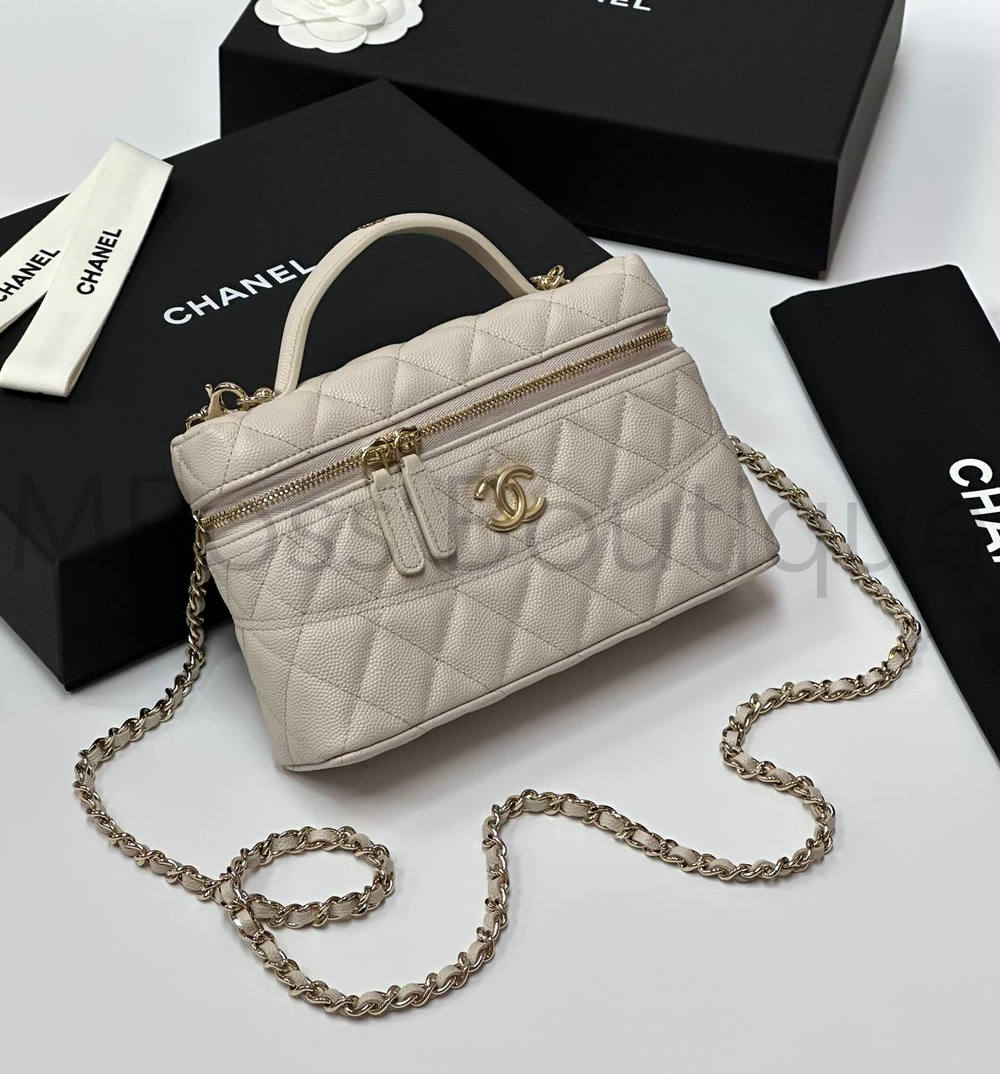 Молочная сумка Chanel прямоугольная с золотой фурнитурой