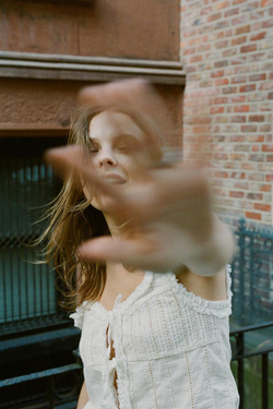 ZARA ВЫШИТЫЙ ТОП С ЗАВЯЗКАМИ, ЖЕЛТОВАТО-БЕЛЫЙ