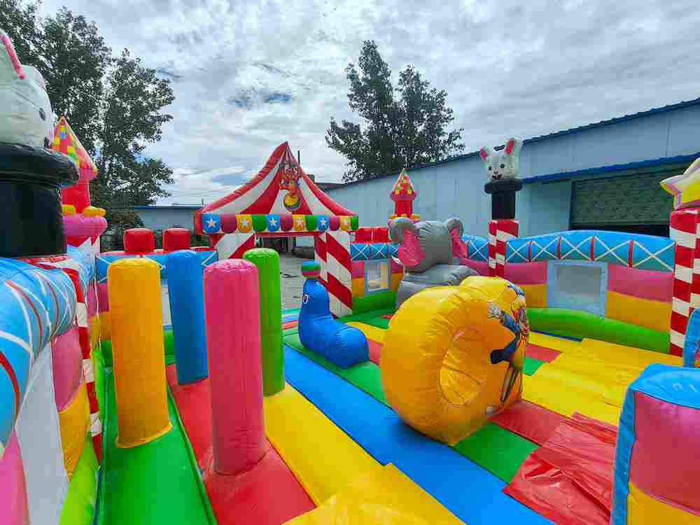 Коммерческий надувной батут «Парк развлечений 2» 10*6*6 м