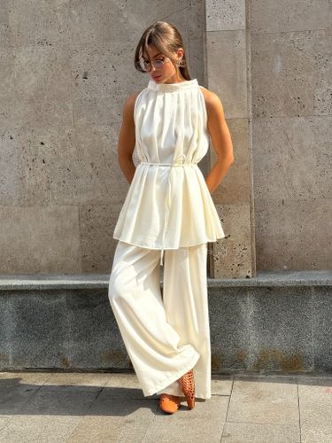 Молочный брючный костюм из вискозы