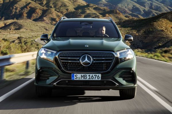 Mercedes-Benz GLS 2026: второй рестайлинг с MB.OS и тройным экраном
