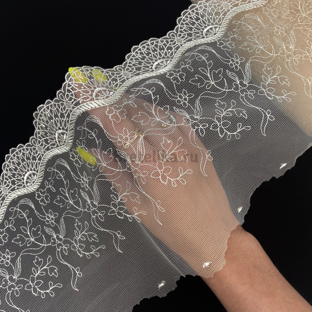 Вышивка на сетке бежевая 17 см