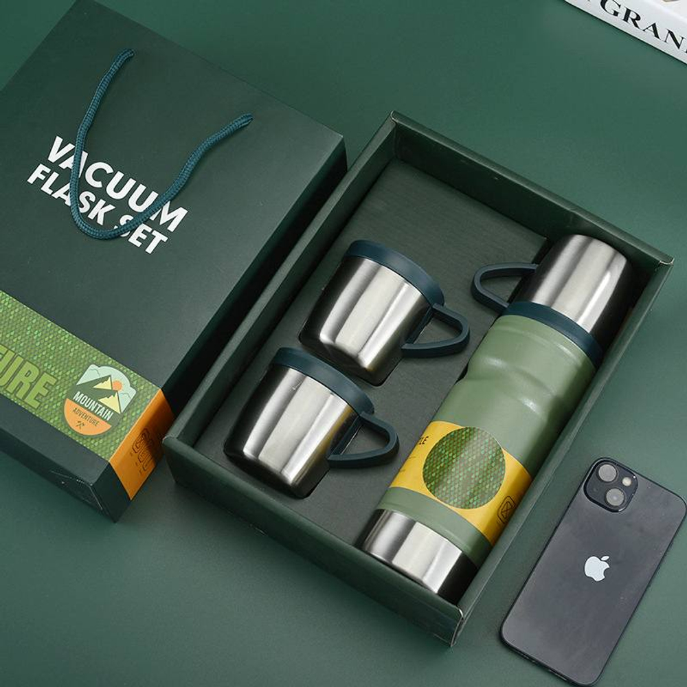 Подарочный набор, состоящий из термоса и двух кружек