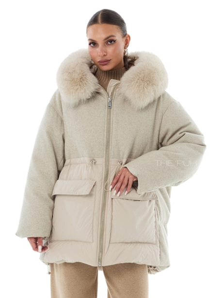 Комбинированный пуховик бежевого цвета с мехом песца