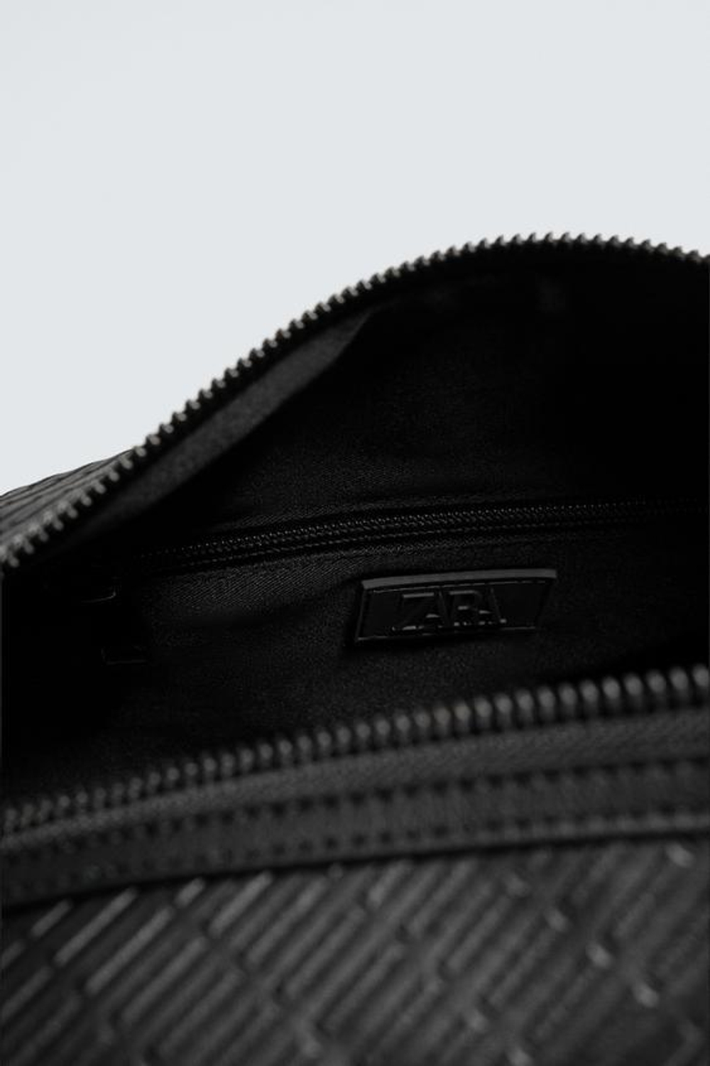 ZARA ПРОРЕЗИНЕННАЯ СУМКА ИЗ РЕЛЬЕФНОЙ ТКАНИ, ЧЕРНЫЙ