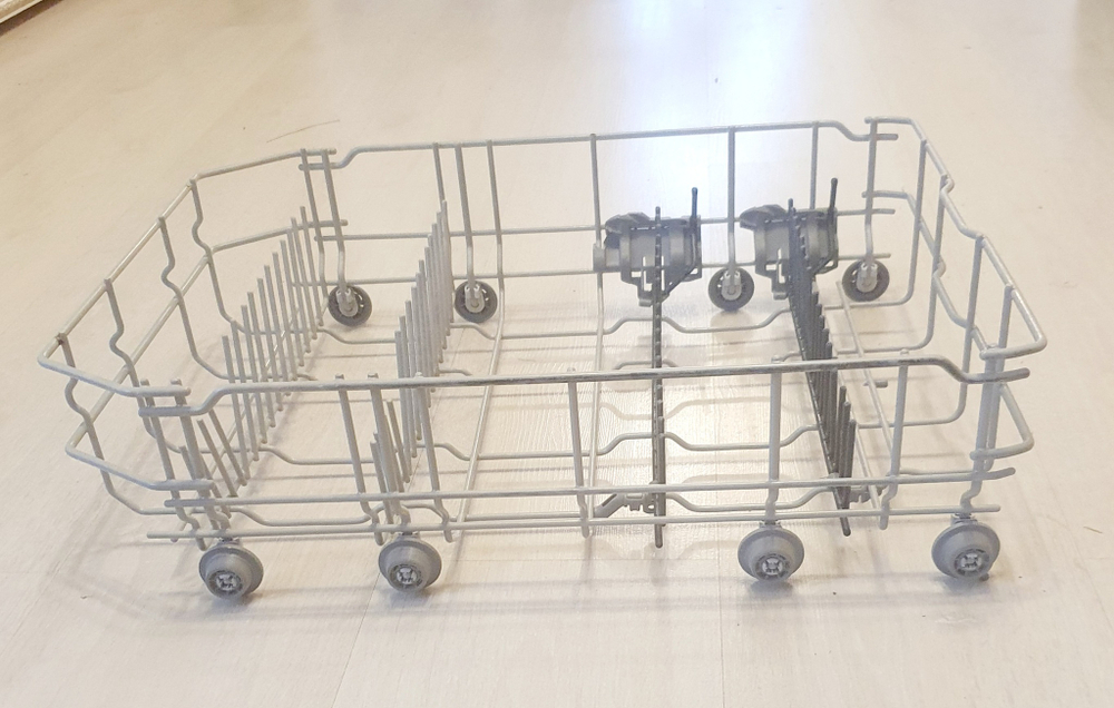 Нижняя корзина для посудомойки БОШ шириной 45 см с колесиками