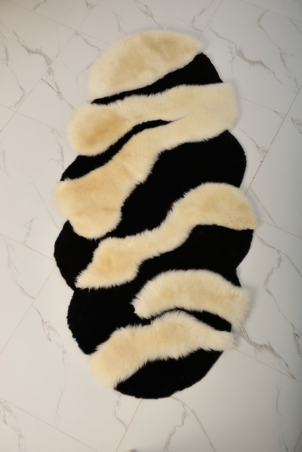 Ковер Ромашка из мутона черно-белый