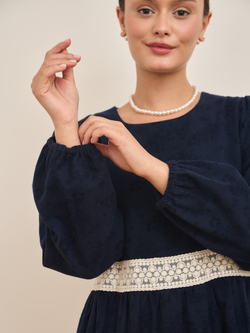 Платье с кружевными вставками