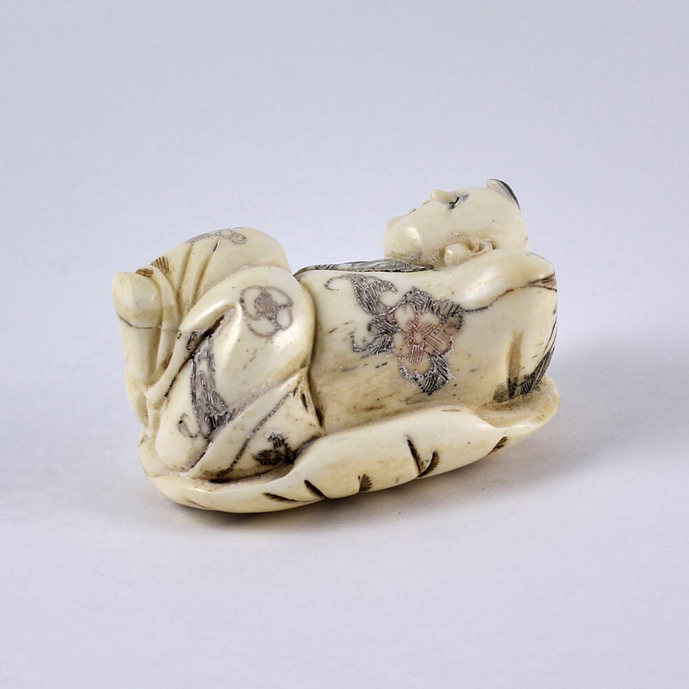 Нэцкэ Молодой монах на листе