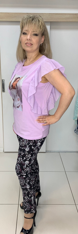 Футболка с креативным изображением и оборкой