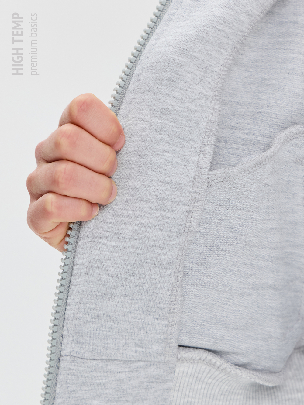 Укороченный бомбер из футера на молнии